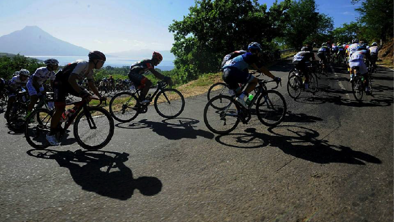 Pembalap sepeda Indonesia, Imam Arifin dari KFC Cycling Team mengharumkan nama Indonesia dengan menjuarai etape kedua Tour de Flores (TdF) 2017. 