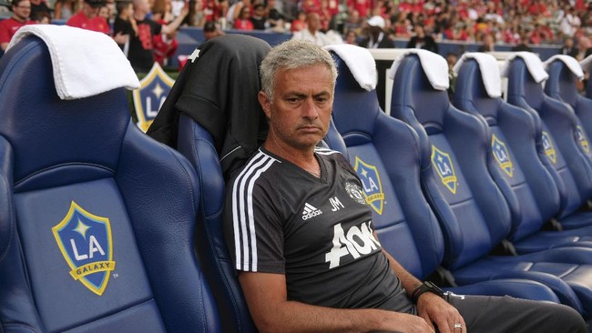 Sejumlah meme lucu beredar di dunia maya setelah Jose Mourinho resmi jadi pelatih Tottenham Hotspur.
