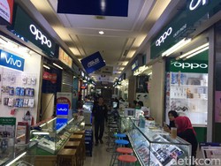 Rupiah Ditekuk Dolar AS, Harga HP Melonjak-Penjualan Loyo