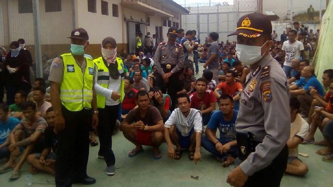 Pemindahan tahanan di Rutan Sialang Bungkuk Pekanbaru dipicu provokasi sejumlah tahanan yang menolak dipindahkan. Ada 58 orang dipindahkan dari Rutan.