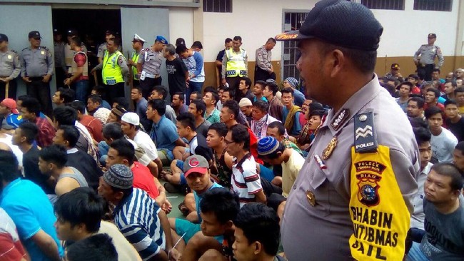 Demi mengantisipasi penyebaran virus corona, polisi membatasi waktu kunjungan tahanan pada Senin dan Kamis, maksimal 30 menit.