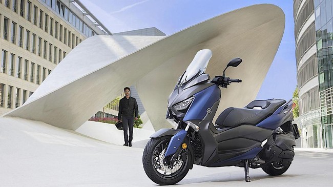 Skuter matik (skutik) bongsor, Yamaha XMAX tahun depan akan lebih bertenaga dengan penambahan kubikasi menjadi 400 cc.