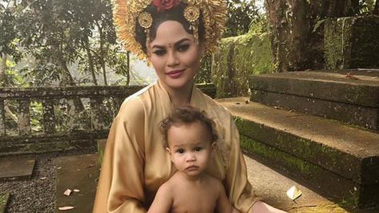 Ini pengalaman model Chrissy Teigen. Dia pernah benci suaminya gara-gara stres usai melahirkan.