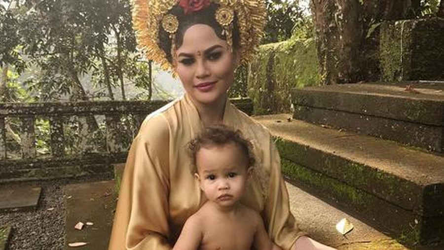 Chrissy Teigen Pernah Benci Suami karena Stres Usai Melahirkan