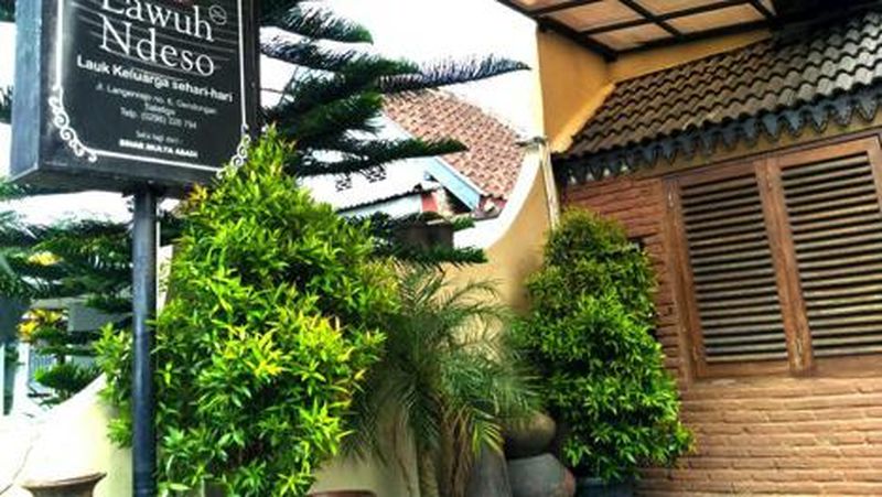 Bagi Anda pecinta masakan Jawa, cobalah kunjungi restoran Lawuh Ndeso di Gang Langenrejo, Gendongan, Kota Salatiga.