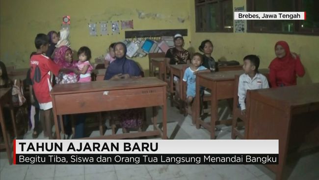 Orang Tua Siswa Berebut Bangku  Sekolah  Sejak Subuh