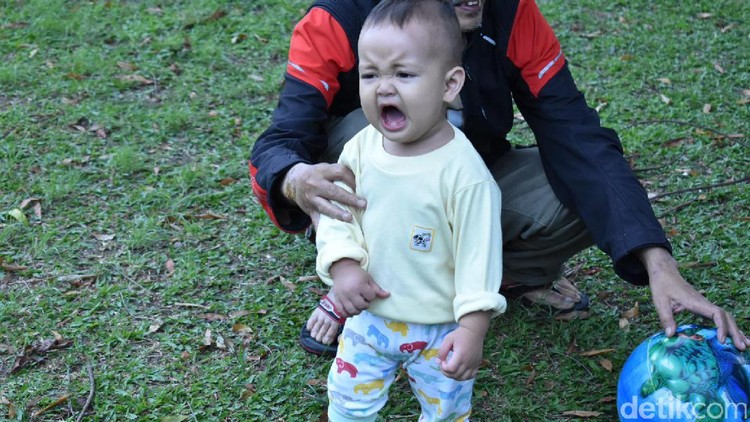 Lagi asyik-asyik silaturahim ke rumah saudara dan kerabat, eh si kecil malah tantrum. Duh...