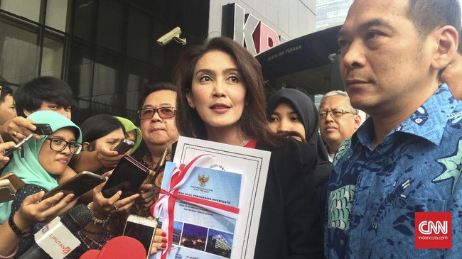 Ketua Pansus Pelindo II Rieke Diah Pitaloka serta anggota Pansus Darmadi Durianto dan Daniel Djohan tiba di Gedung KPK, Jakarta, Senin (17/7). Mereka menyerahkan laporan audit invetigatif BPK terkait perpanjangan kontrak pengelolaan JICT oleh PT Peli