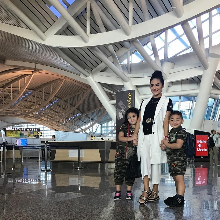<div>Kellen Alexander Lemos dan Ariannha Amora Lemos</div><div> </div><div style="color: #222222; font-family: arial, sans-serif; font-size: 12.8px;">Ini adalah Kellen dan Amora yang merupakan anak penyanyi Krisdayanti saat berada di bandara. Kompaknya bergandengan tangan dengan bundanya. (Foto: Istagram @krisdayantilemos)</div>
