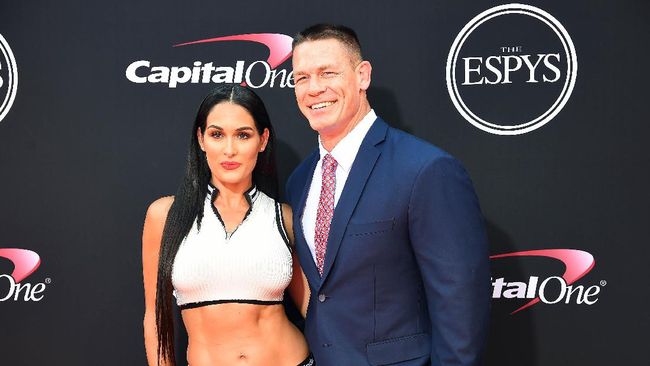 Pasangan pegulat John Cena dan Nikki Bella mengakhiri hubungan asmara dan membatalkan pernikahan mereka hanya beberapa pekan sebelum digelar.