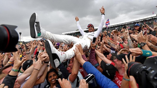 Lewis Hamilton berhasil memenangi GP Italia dan sukses menggusur Sebastian Vettel dari posisi puncak klasemen Formula Satu musim ini.