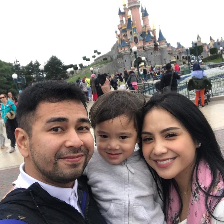 <div style="color: #222222; font-family: arial, sans-serif; font-size: 12.8px;">Rafathar Malik Ahmad </div><div style="color: #222222; font-family: arial, sans-serif; font-size: 12.8px;"> </div><div style="color: #222222; font-family: arial, sans-serif; font-size: 12.8px;">Smile! Inilah foto kebersaan Rafathar bersama Raffi Ahmad dan Nagita saat liburan. Bersama orang tuanya, Rafathar terlihat banget menikmati liburannya. (Foto: Instagram @raffinagita1717)</div>