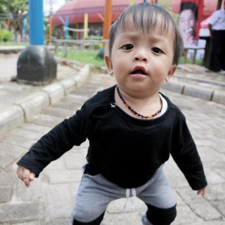 <p>E for Ezra Khayru Akbar. E itu cuek, tapi anaknya humoris lho. (Instagram: @aiueo.greatfamzz)</p>