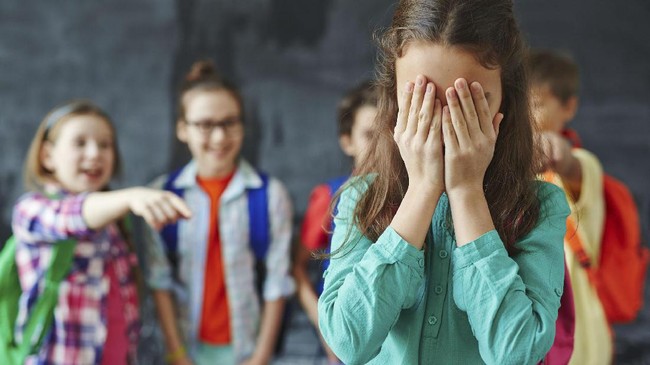 Kisah seorang remaja yang mengalami bullying saat duduk di bangku SMA. Bagaimana cara dia menghadapinya? Simak ceritanya ya.