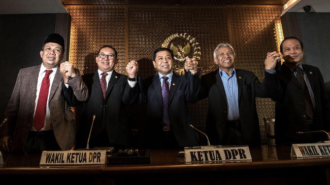 Wakil Ketua DPR Agus Hermanto mengatakan andai Setya Novanto tak hadir dalam rapat paripurna besok, empat pimpinan DPR bisa menggantikannya berpidato.