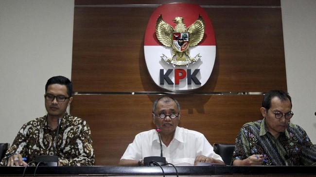 KPK menyebut ada dugaan korupsi penerimaan hadiah atau janji oleh panitera pengganti PN Jaksel, dan meningkatkan status penanganan perkara ke penyidikan.