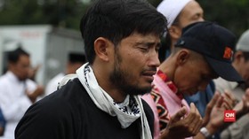 Isak Tangis Iringi Doa Pengunjuk Rasa Anti-Perppu Ormas