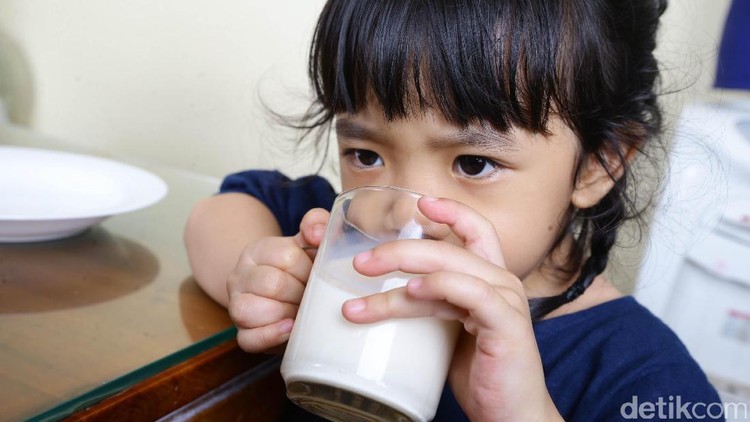 Nggak cuma kepadatan tulang, ini sederet manfaat susu untuk anak yang mungkin Bunda belum tahu.