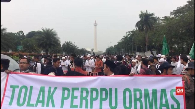 Massa penolak Perppu Ormas berkumpul di Masjid Istiqlal, Jakarta Pusat, sejak Selasa (18/7) pukul 12.00 WIB, kemudian berjalan menuju kawasan silang Monas.