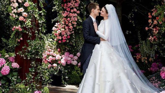Miranda Kerr telah melangsungkan pernikahannya secara tertutup akhir Mei lalu. Namun baru-baru ini, Miranda Kerr mengungkapkan detail gaun pernikahannya.