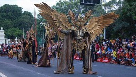 Solo Batik Carnival Gandeng Peserta Jember Fashion Carnaval