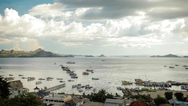 Pemerintah memboyong dua investor Singapura untuk mengenalkan potensi investasi sektor wisata di kawasan Labuan Bajo dan Taman Nasional Komodo di NTT.