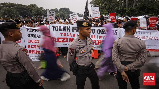 Hak memberikan sanksi pidana ada di tangan polisi sebab Perppu merupakan produk hukum yang setara dengan undang-undang.