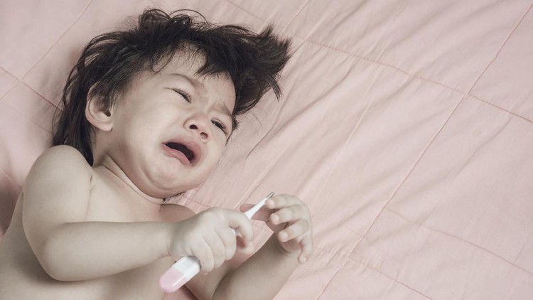 Salah satu hal yang ditakutkan orang tua saat anak mengalami kejang demam, ada risiko kerusakan di otak si kecil. Benar nggak sih?