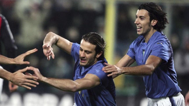 Mantan pemain Timnas Italia, Cristian Zaccardo, terpaksa mengiklankan diri di LinkedIn -situs pencari kerja- karena kesulitan mencari klub baru.