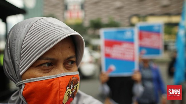 Sejumlah mantan buruh PT. Panarub Dwikarya (PDK) berunjuk rasa di depan Kedutaan Besar Jerman, Jakarta, Selasa, 18 Juli 2017. Genap 5 tahun perjuangan 1.300 orang buruh PDK yang di phk sejak tahun 2012. PT PDK produsen sepatu brand Adidas dan Mizuno melakukan phk sepihak karena buruh PDK membentuk serikat independen dan melakukan pemogokan untuk menuntuk kenaikan upah serta perbaikan kondisi keeja. CNNIndonesia/SafirMakki