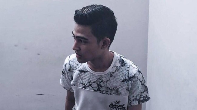 Anak Jeremy Thomas itu tak diizinkan ke Singapura karena status tersangka kepemilikan narkotik. Rencananya ia akan berobat ke negeri singa itu.