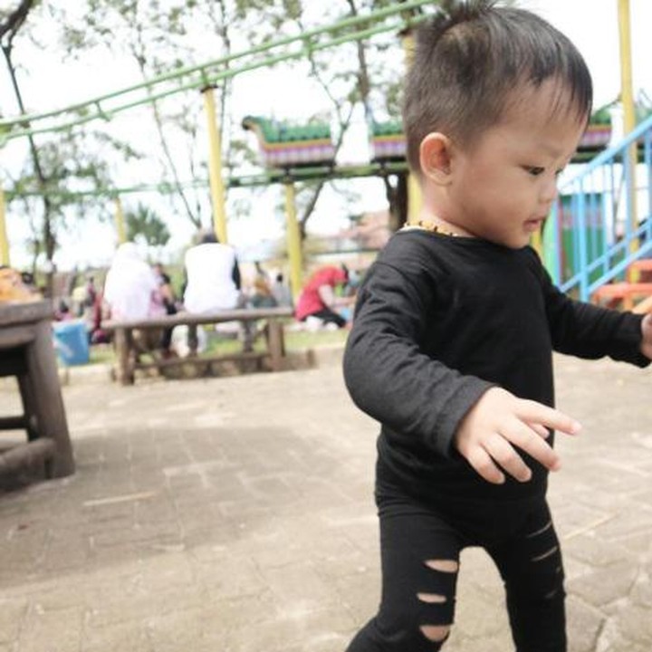 <p>A for Abbid Muhammad Akbar. Anaknya pemalu, hobinya ngemil dan makan. A lebih dewasa daripada yang lain, tapi kalau berebut mainan paling dulu nangisnya. (Instagram: @aiueo.greatfamzz</p>