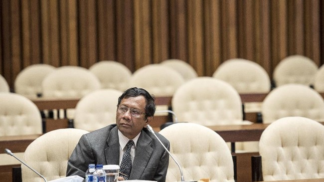 Anggota Dewan Pengarah Unit Kerja Presiden Pembinaan Ideologi Pancasila, Mahfud MD menyebut banyak anak muda mengidolakan Rizieq Shihab dan Abu Bakar Baasyir.
