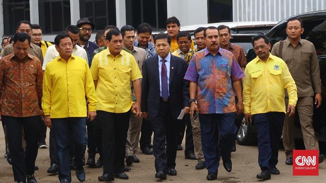 Ketua Dewan Pembina Partai Golkar, Aburizal Bakrie mengaku prihatin atas penetapan tersangka korupsi Setya Novanto. Dia menyebut kasus itu musibah bagi partai.