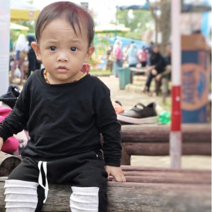 <p>I for Izzul Syaefuddin Al Akbar. Suaranya paling nyaring dan bawel, hobinya gigitin saudaranya kalau lagi kesel. I juga paling suka baca buku cerita dan rambut izzul paling beda sendiri. (Instagram: @aiueo.greatfamzz)</p>
