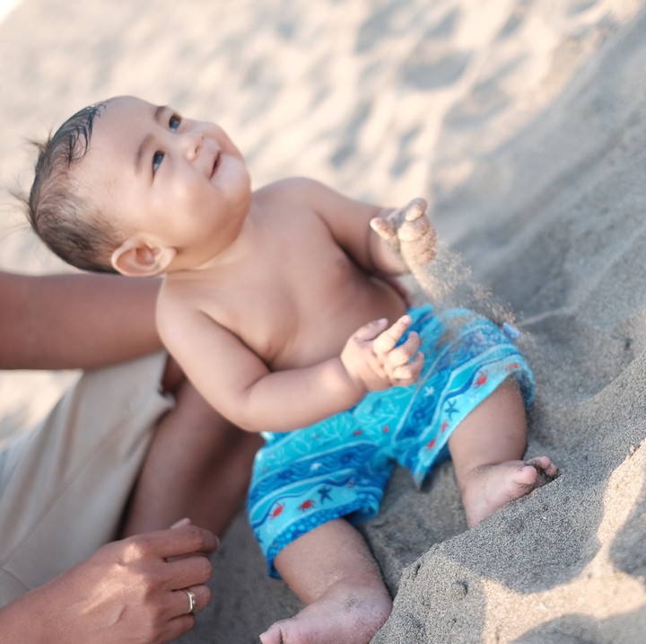 Abang B sepertinya seneng banget nih main ke pantai. Dia sibuk main-main pasir. (Foto: Instagram/ @meisya_siregar)