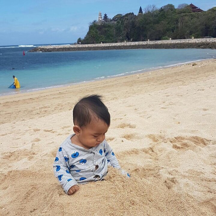 Abang B, kakinya mana ya? Oh, ternyata ketutup pasir. (Foto: Instagram/ @meisya_siregar)