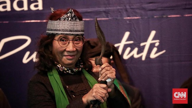 Menteri Kelautan dan Perikanan Susi Pudjiastuti diminta memperlihatkan kajian akademik soal cantrang. Namun, Susi bergeming.