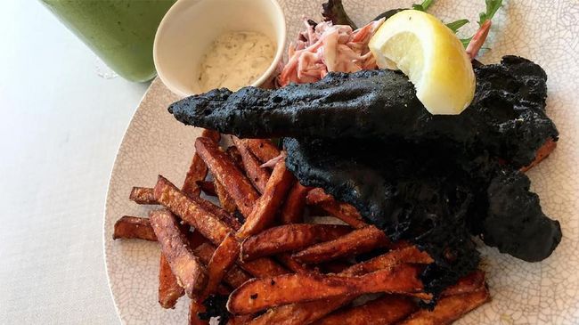 Dimasak dengan adonan arang, olahan ikan 'Charcoal Fish and Chips' sepintas mirip dahan atau ranting gosong yang disajikan di atas piring.