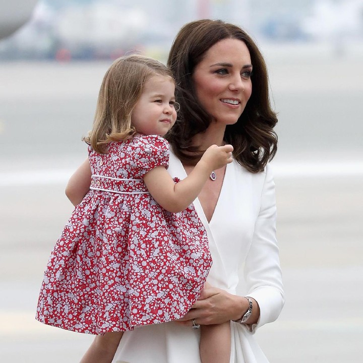 <p>Putri Charlotte juga ditengarai mendapat sepatu lungsuran dari pamannya, Pangeran Harry. Sepatu ini dipakai Charlotte dalam kunjungan ke Warsawa, Polandia, beberapa tahun lalu. (Foto: Dok. Getty Images)</p>