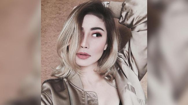 Netizen dan 'endorsement', dua hal yang menjadi ladang bagi para seleb medsos mendulang kekayaan demi menyambung hidup.
