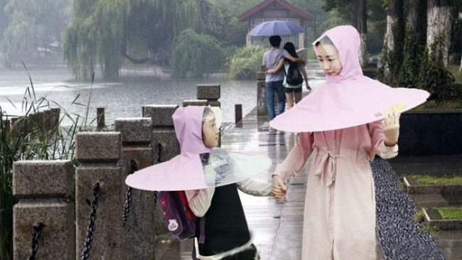 Inovasi terbaru menggabungkan payung dan jas hujan untuk digunakan saat hujan turun. Bentuknya yang aneh dan kocak menghebohkan netizen.