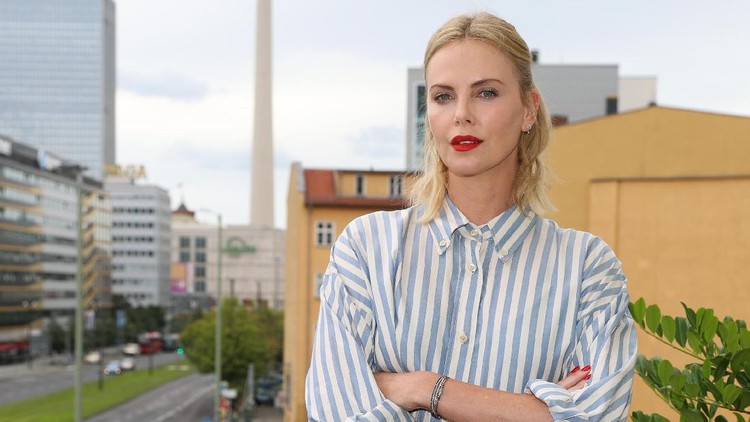 Di sela-sela wawancara di karpet merah Golden Globe 2019, aktris Charlize Theron bicara soal tekanan menjadi seorang ibu di awal-awal syuting film.