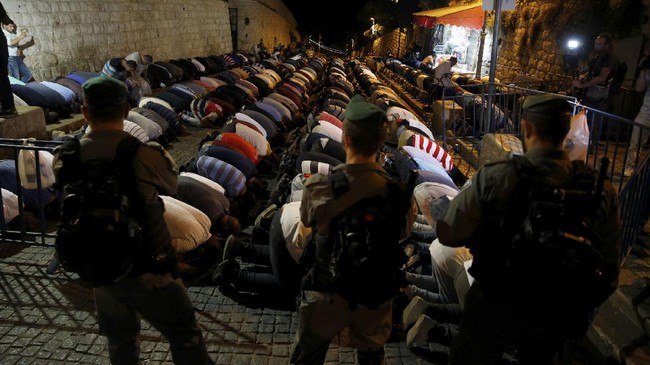 Gedung Putih meminta Israel dan Yordania mengurangi ketegangan di Bait Suci karena pemasangan detektor logam usai tewasnya dua tentara Israel pada Jumat lalu.