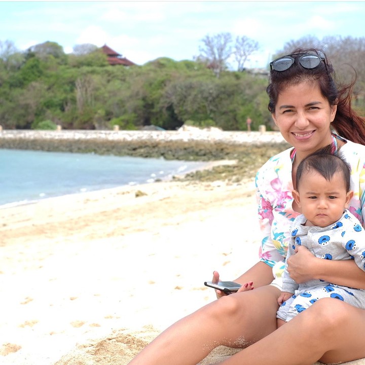 Cekrek! Abang B dipangku bundanya menikmati angin pantai di Bali yang semilir. (Foto: Instagram/ @meisya_siregar)