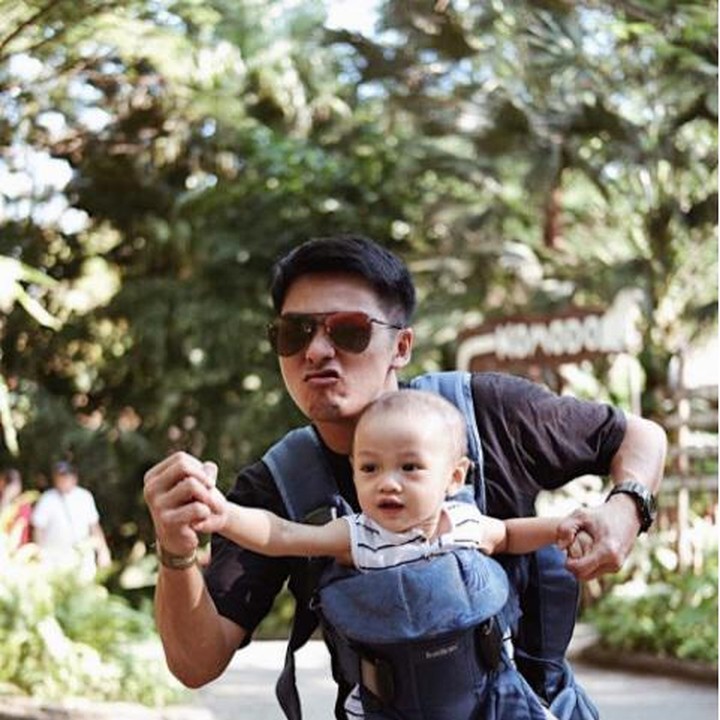 <p>Dalam foto ini terlihat kalau Ricky Harun alias Kirun sangat menikmati waktu menggendong anaknya. Gayanya lucu ya, mau terbang atau lari tuh? (Foto: Instagram @rickyharun)</p>