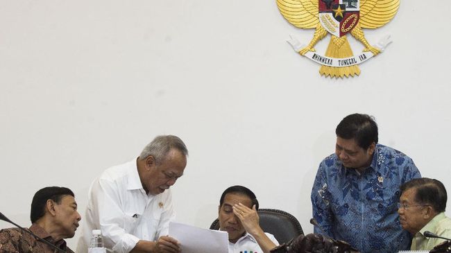 Proyek Infrastruktur yang Dibiayai APBN Tak Akan Ditunda Kementerian PUPR memastikan tidak ada proyek infrastruktur yang menggunakan APBN yang ditunda karena kebijakan pembatasan impor oleh pemerintah.
