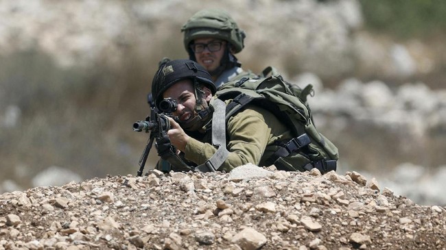 Jumlah korban tewas dalam bentrokan warga Palestina dengan aparat Israel di Gaza bertambah menjadi 12 orang setelah korban terakhir terkena tembakan tank.