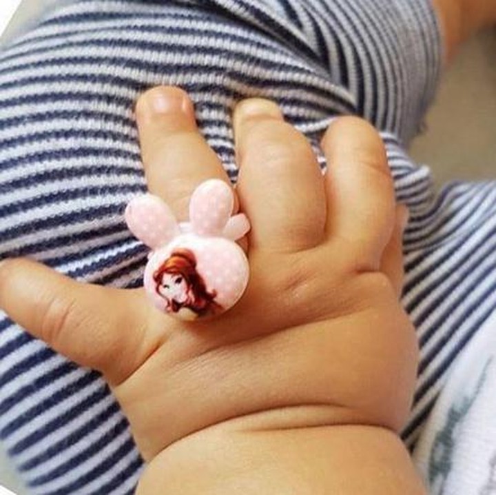 Tuh Bun, si kecil nunjukkin cincinnya. Duh, jari-jarinya bikin gemas. (Foto: Instagram/ @parisaakbarizadeh via @baby)