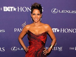 Halle Berry Bagikan Resep Masker Alami yang Bikin Awet Muda di Usia 53
